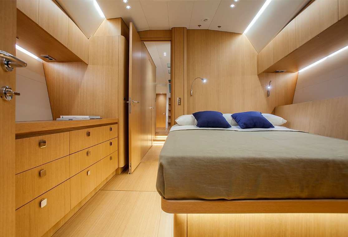 Warm wood double cabin aboard Flyer